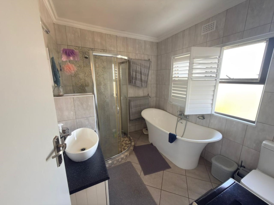 To Let 4 Bedroom Property for Rent in Langerug Western Cape